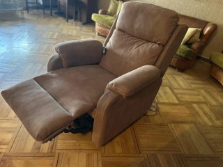 Sillón reclinable y elevador, tela beige/marrón.