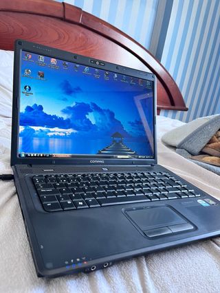 Portátil Compaq Negro con su cargador y batrilla