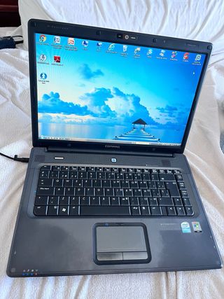 Portátil Compaq Negro con su cargador y batrilla