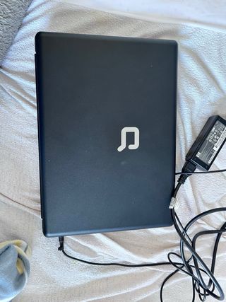 Portátil Compaq Negro con su cargador y batrilla