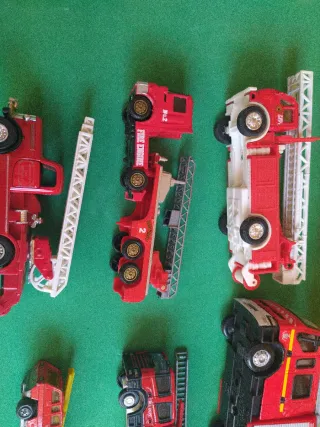 Lote di camion dei vigili del fuoco in varie scale e marche
