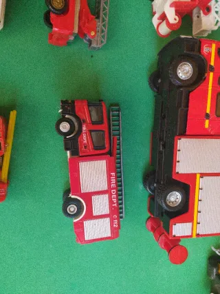Lote di camion dei vigili del fuoco in varie scale e marche