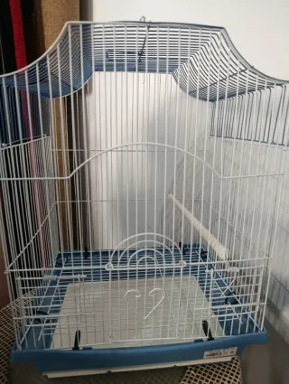 Jaula para pájaros azul y blanca