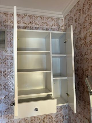 Estantería de madera blanca para baño