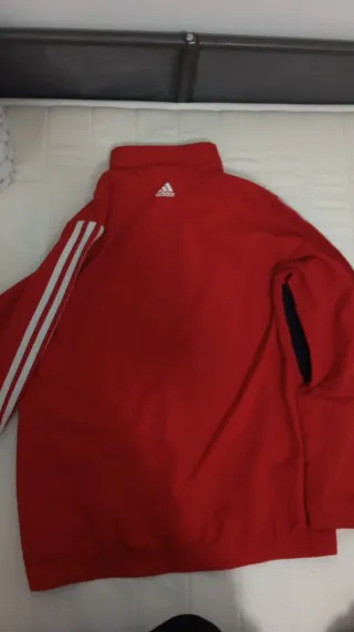 Chaqueta Adidas Roja con Rayas Blancas