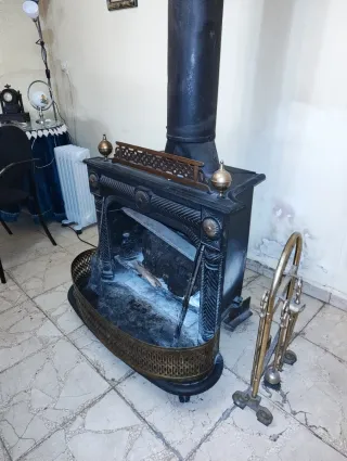 Chimenea Hierro Fundido Negra y Dorada