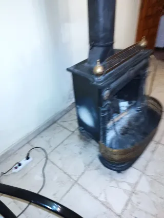 Chimenea Hierro Fundido Negra y Dorada