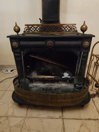Chimenea Hierro Fundido Negra y Dorada