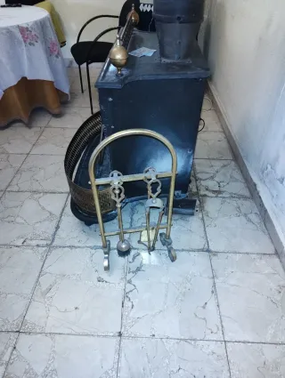 Chimenea Hierro Fundido Negra y Dorada