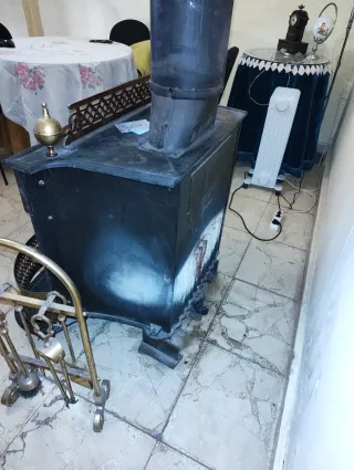 Chimenea Hierro Fundido Negra y Dorada