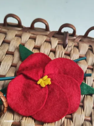 Cajita/Costurero Artesanal Mimbre Flor Roja