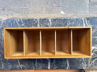 Caja de madera con estantes