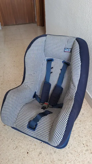 Silla de coche infantil a cuadros