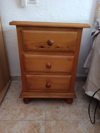 Mesita de noche de madera