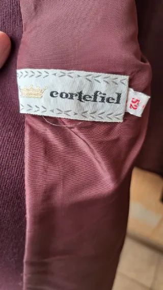 Abrigo clásico tono burdeos