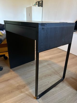 Escritorio negro con cajón