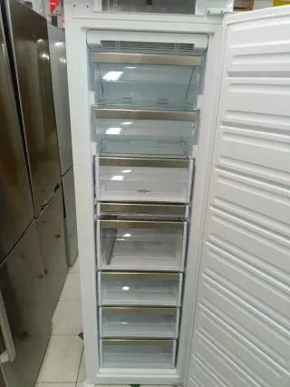 Congelador vertical indegrado 178/55cm clase E