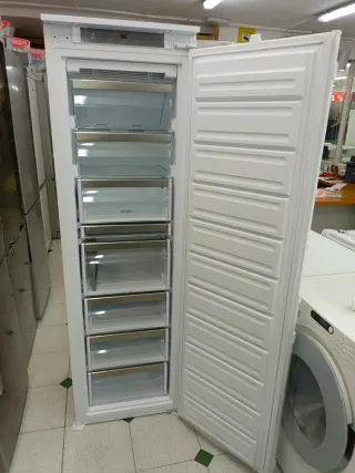 Congelador vertical indegrado 178/55cm clase E