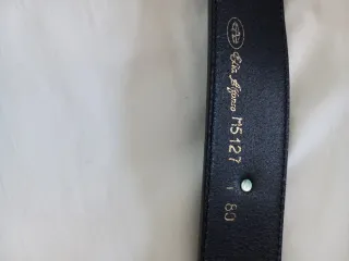 Cinturón de piel negro con adornos western.
