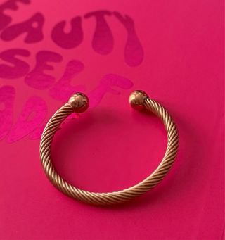 Pulsera dorada con bolas