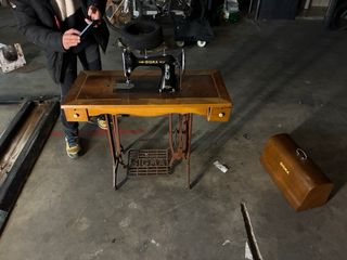 Máquina de coser Sigma con mueble