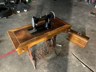 Máquina de coser Sigma con mueble