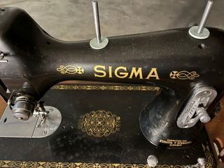 Máquina de coser Sigma con mueble