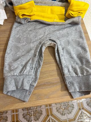 Mono Adidas Lego Gris y Amarillo 3 años