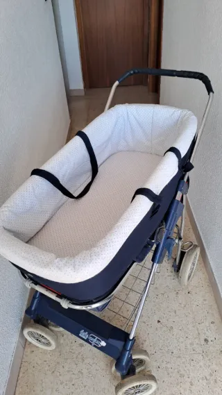 Carro de bebé azul con capazo y silla
