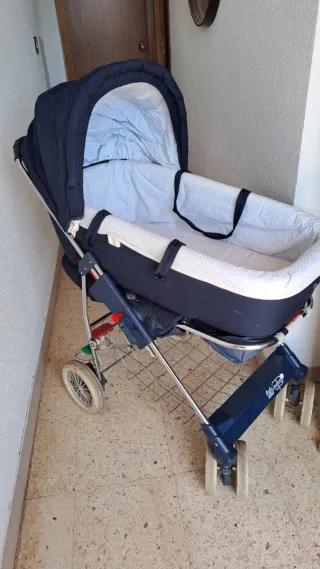 Carro de bebé azul con capazo y silla