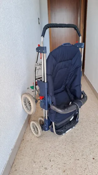Carro de bebé azul con capazo y silla