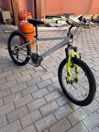 Bicicleta infantil blanca y verde