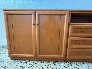 Mueble de madera con puertas y cajones