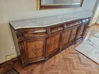 Aparador de madera maciza con vitrina