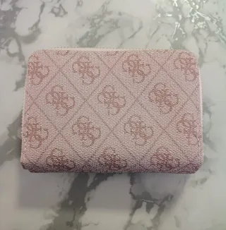 Monedero Guess Rosa y Dorado Estampado monogram