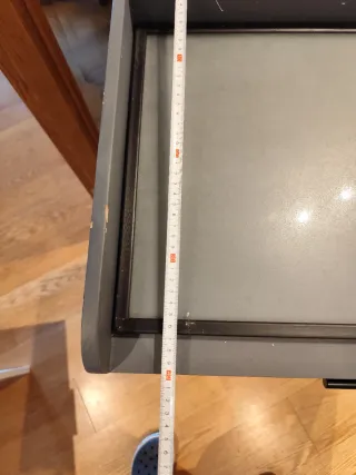 Mesa auxiliar gris con cristal