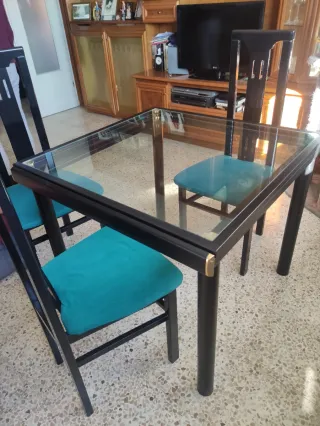 Mesa cristal y metal negro con 4 sillas
