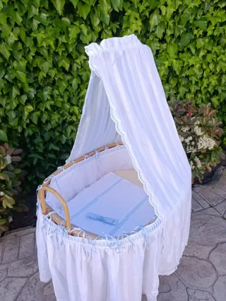 Moisés de bebé de mimbre con colchón y ropa