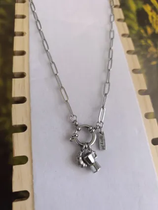 Collana con ciondoli e chiusura a moschettone