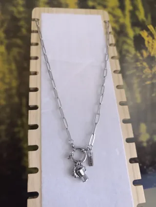 Collana con ciondoli e chiusura a moschettone