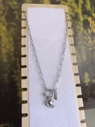 Collana con ciondoli e chiusura a moschettone