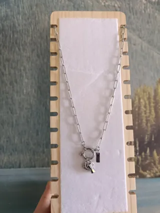 Collana con ciondoli e chiusura a moschettone