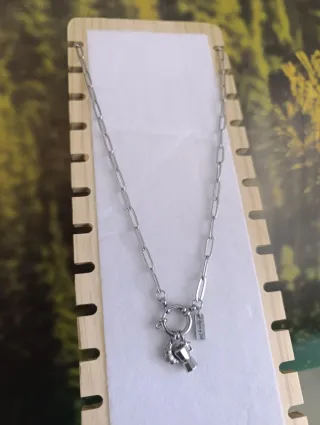 Collana con ciondoli e chiusura a moschettone