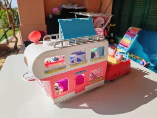 Autocaravana Peppa Pig con figuras