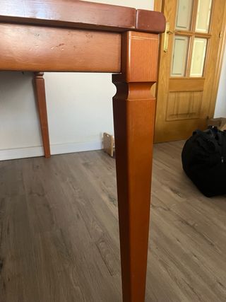 Mesa de comedor de madera
