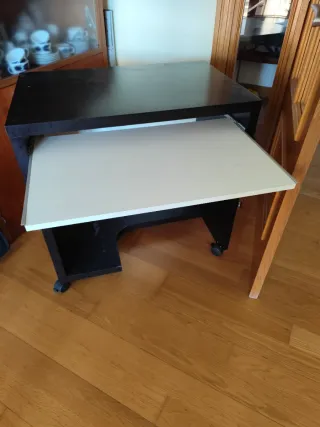 Mesa auxiliar negra con ruedas