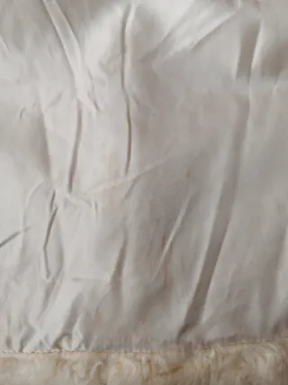 Abrigo de pelo sintético beige.