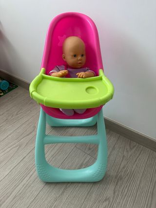 Trona de juguete con muñeco