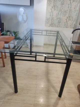 Mesa de comedor de cristal y metal