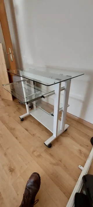 Mesa de ordenador cristal y metal